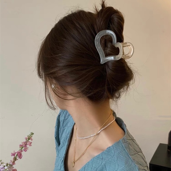 ❤️Heart Shape Claw Hair Clip - Picture 1 of 5